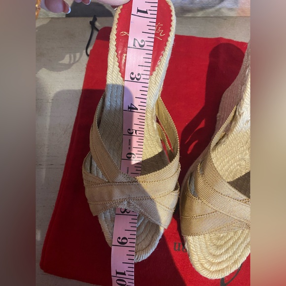 💯 Authentic Christian Louboutin Gold Wedge Heels - Picture 7 of 7